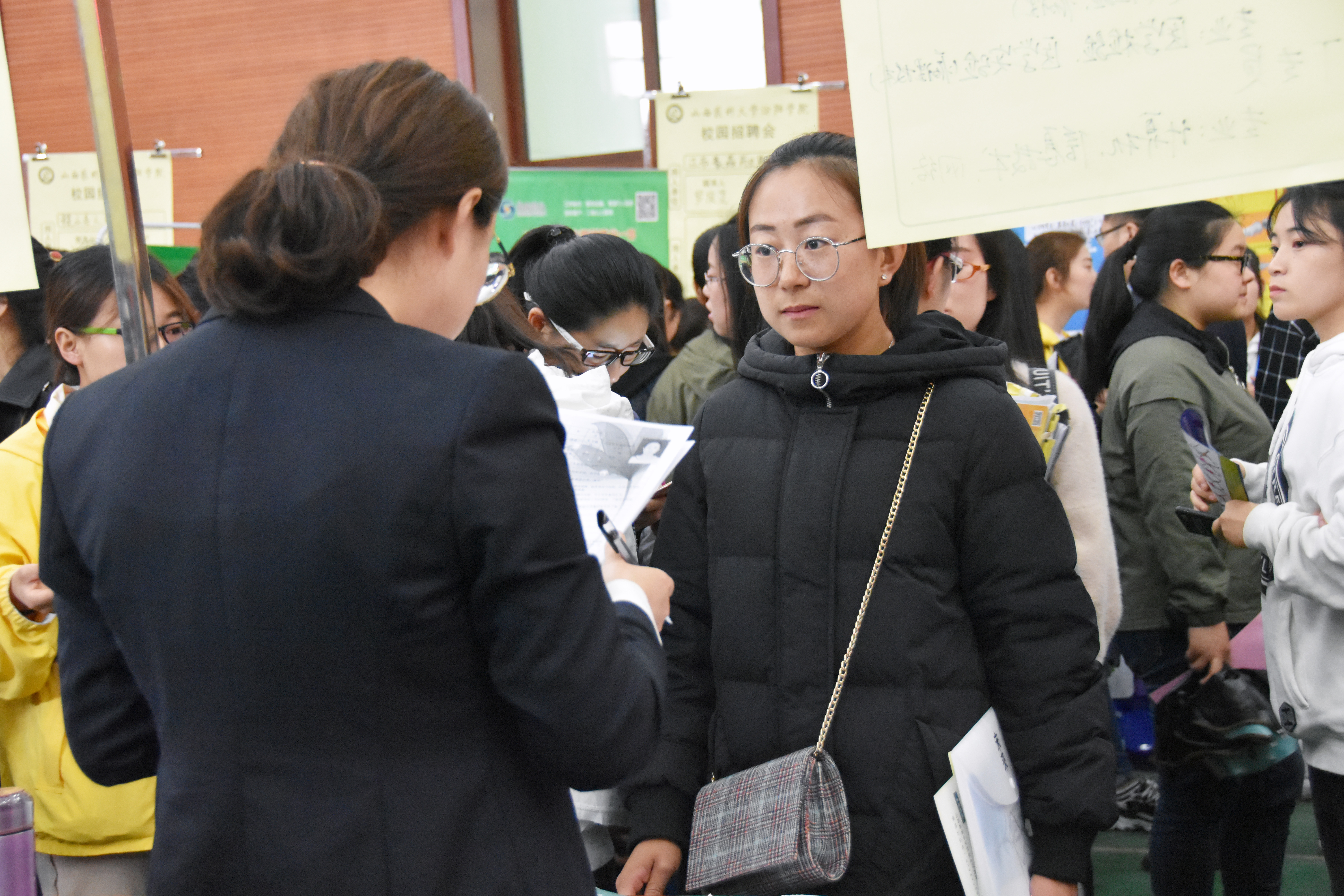 招聘会现场 (4).JPG