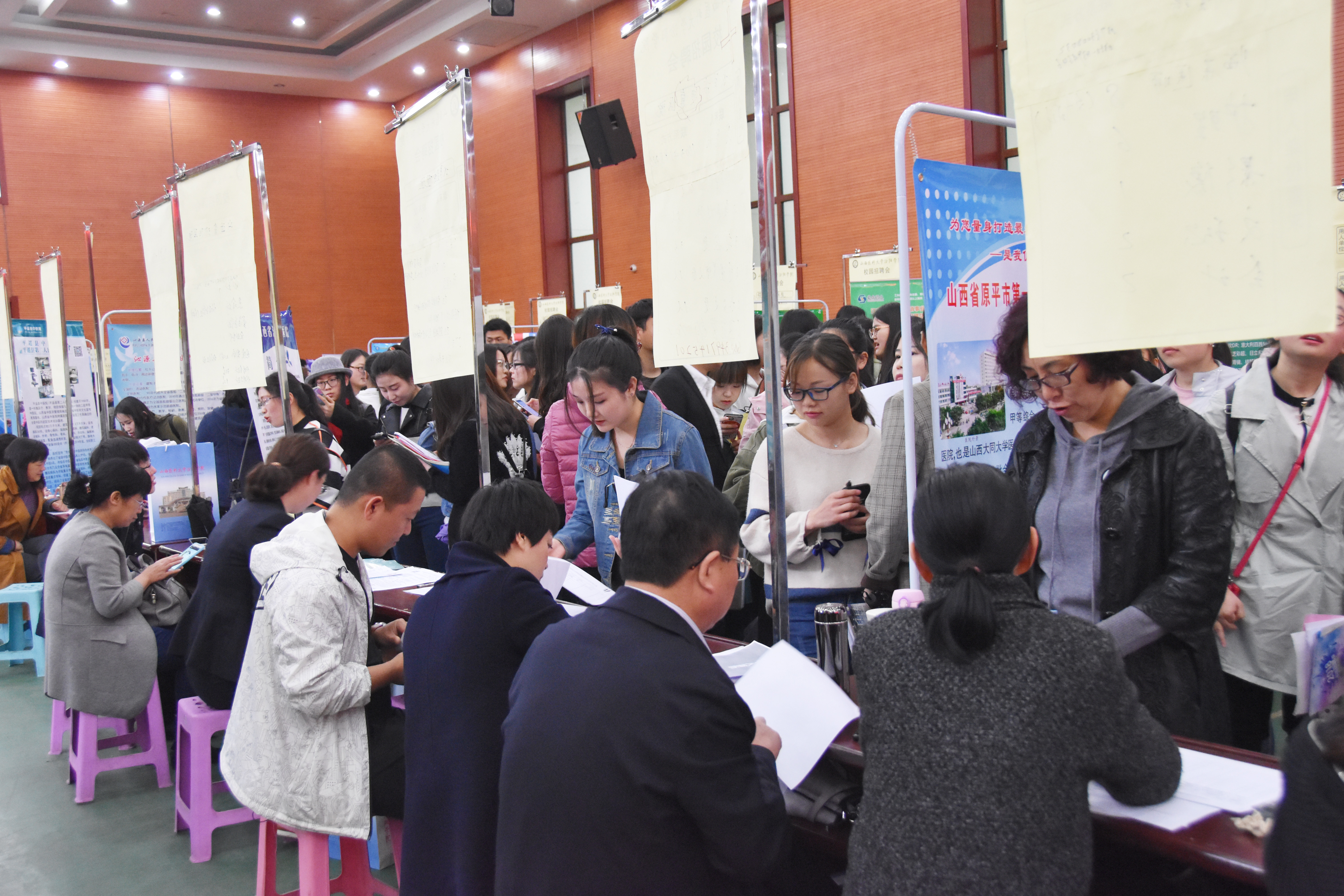 招聘会现场 (1).JPG